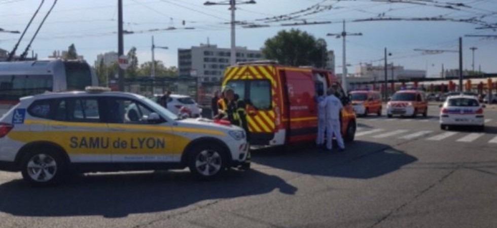 Aggrediscono i passanti a coltellate: uccisa una persona e ferite altre sei a Lione